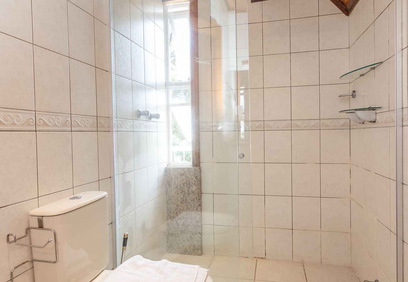 Apartamento em Gramado - Ap acolhedor na esq do Lago Joaquina (2 suites)