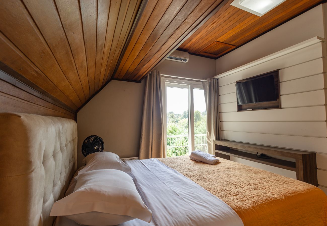 Apartamento em Gramado - Ap acolhedor na esq do Lago Joaquina (2 suites)