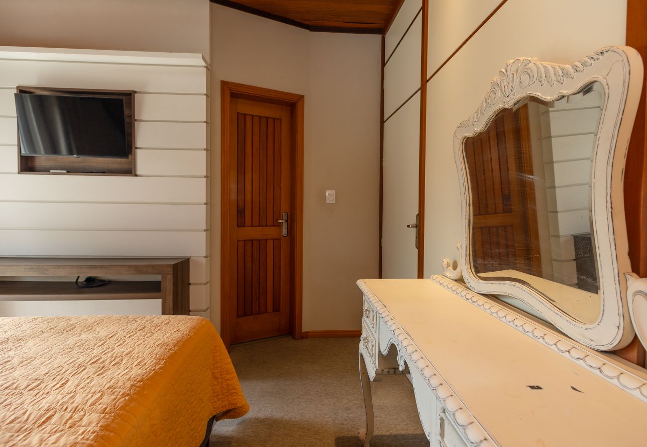 Apartamento em Gramado - Ap acolhedor na esq do Lago Joaquina (2 suites)