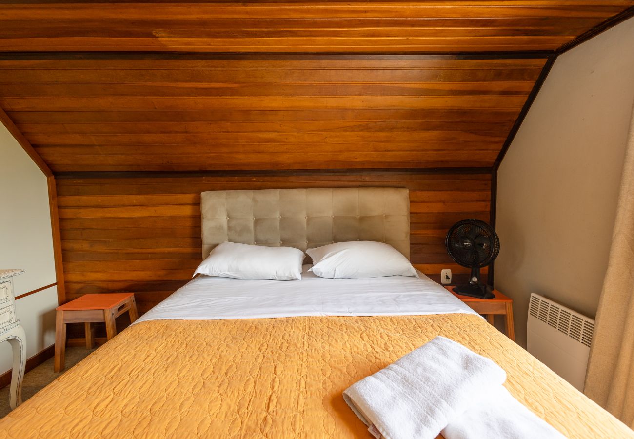 Apartamento em Gramado - Ap acolhedor na esq do Lago Joaquina (2 suites)