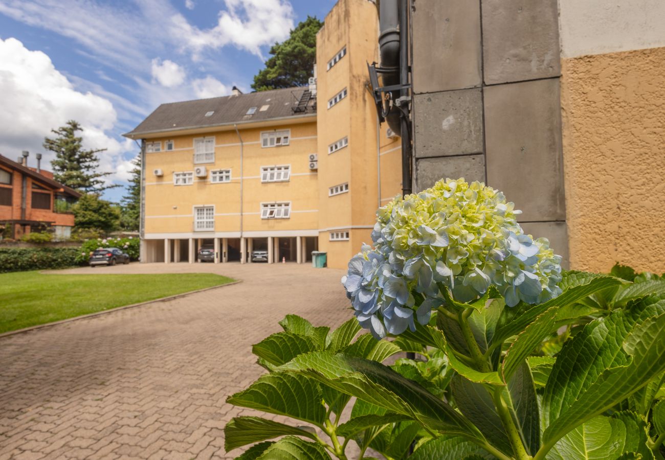 Apartamento em Gramado - Ap acolhedor na esq do Lago Joaquina (2 suites)