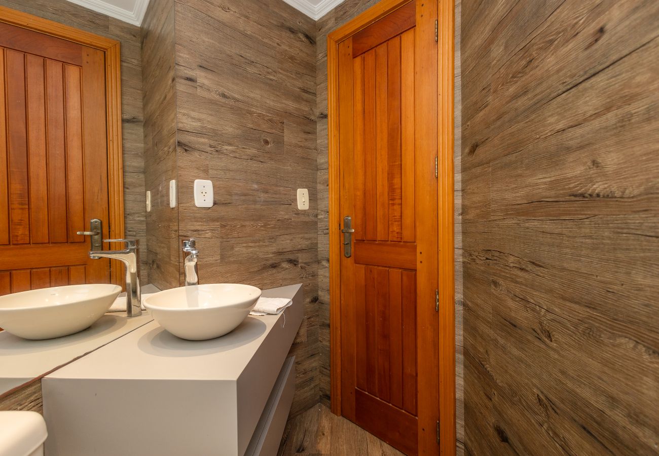 Apartamento em Gramado - Ap acolhedor na esq do Lago Joaquina (2 suites)