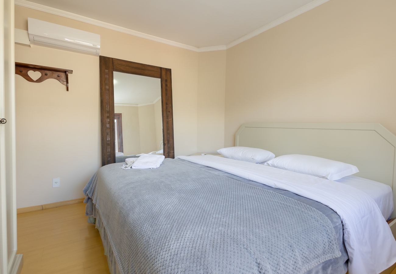 Apartamento em Gramado - Ap 3D na av Borges de Medeiros (3 banheiros, 2 vagas)