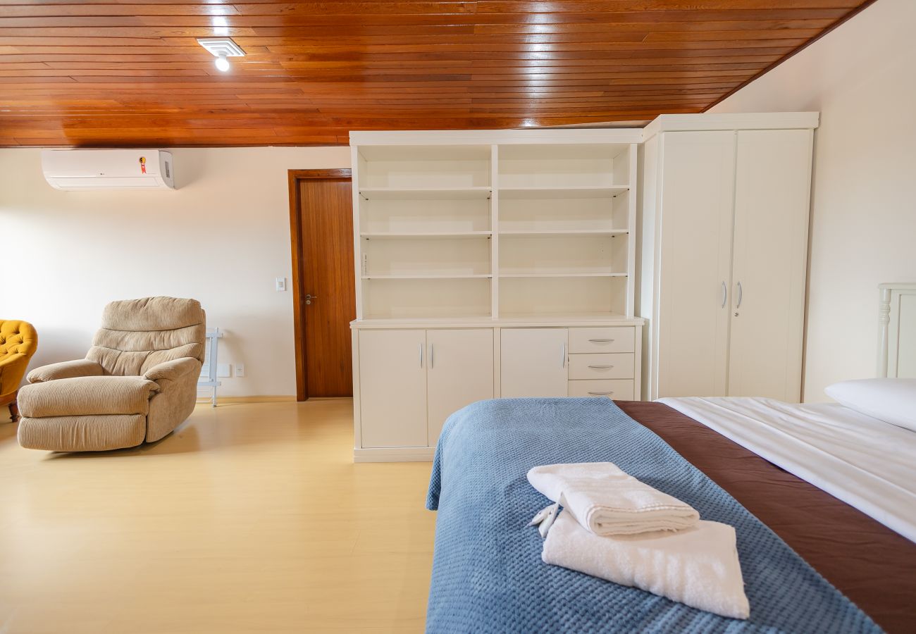 Apartamento em Gramado - Ap 3D na av Borges de Medeiros (3 banheiros, 2 vagas)