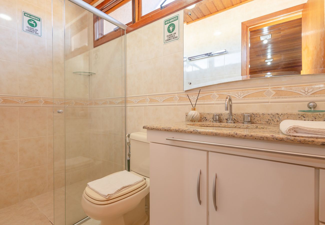 Apartamento em Gramado - Ap 3D na av Borges de Medeiros (3 banheiros, 2 vagas)