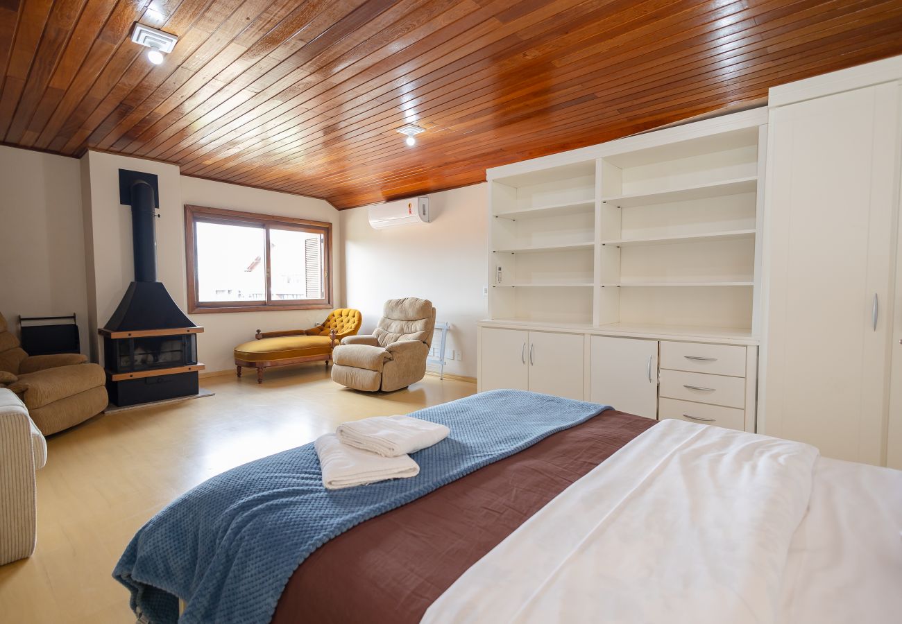 Apartamento em Gramado - Ap 3D na av Borges de Medeiros (3 banheiros, 2 vagas)