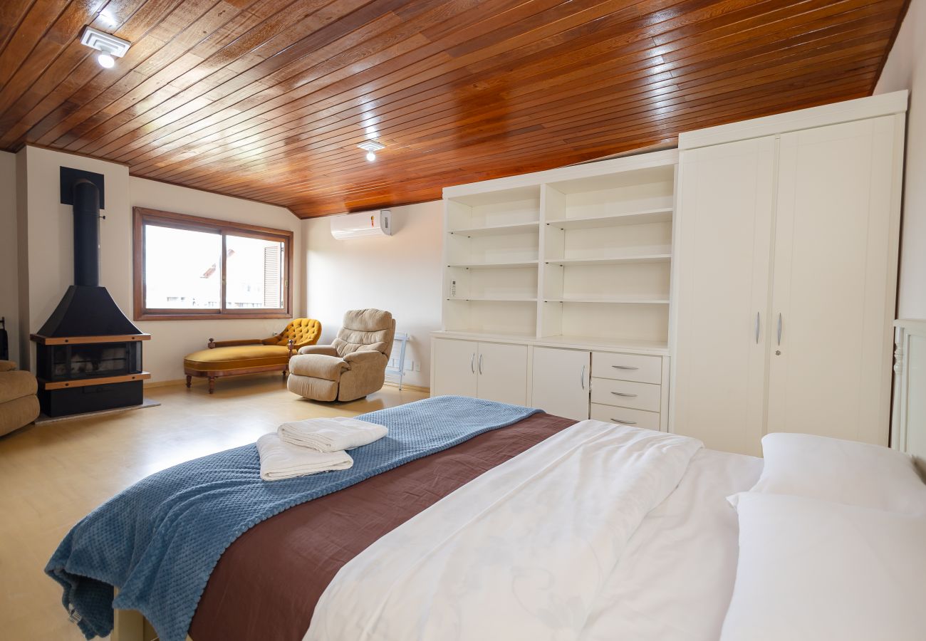 Apartamento em Gramado - Ap 3D na av Borges de Medeiros (3 banheiros, 2 vagas)