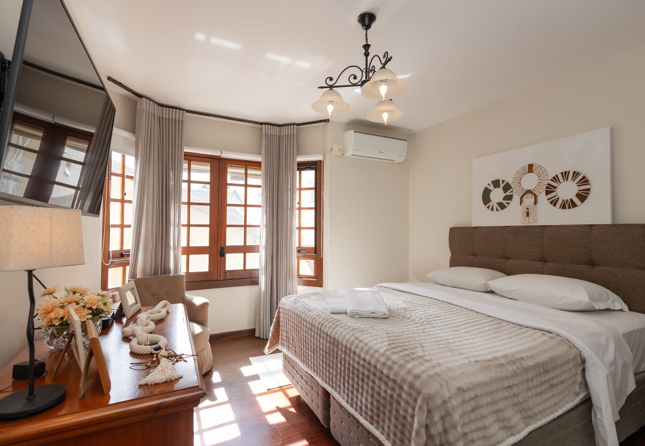 Apartamento em Gramado - NOVO!Apto 2d a 700m da R Coberta! C Super Terraço!
