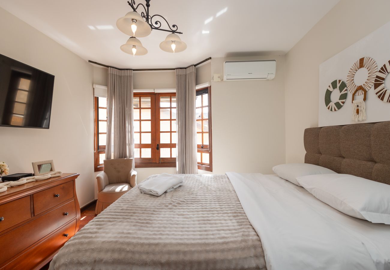 Apartamento em Gramado - NOVO!Apto 2d a 700m da R Coberta! C Super Terraço!