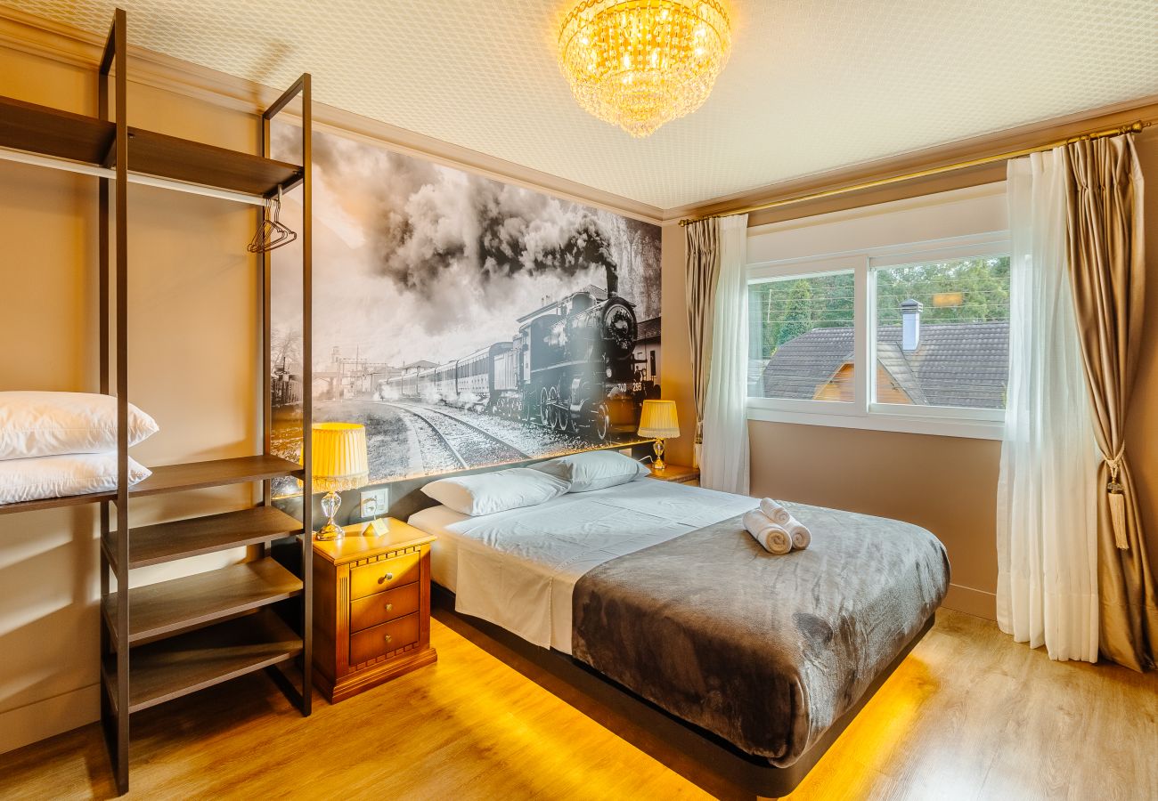 Apartamento em Canela - NOVO! Ap (1 suíte) temático EXPRESSO 221 Canela - Gramado