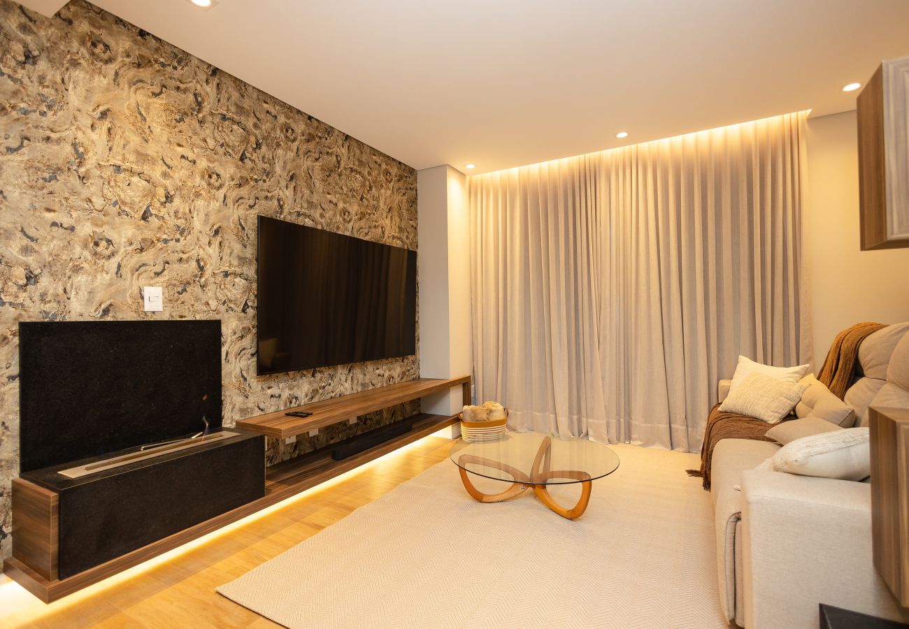 Apartamento em Gramado - ¡NOVO! Wine & Cinema! 1D dos sonhos, a 1,2km da R Coberta