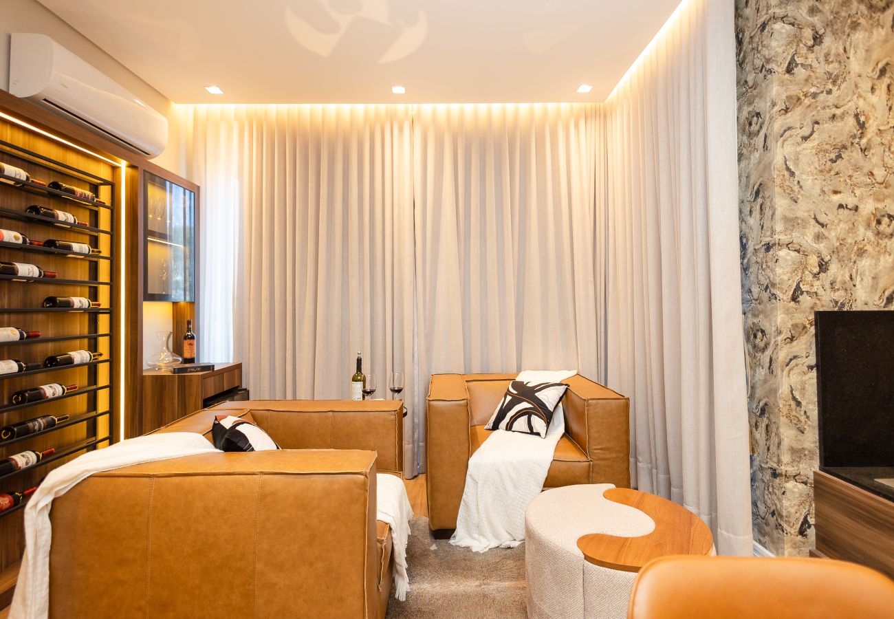 Apartamento em Gramado - ¡NOVO! Wine & Cinema! 1D dos sonhos, a 1,2km da R Coberta