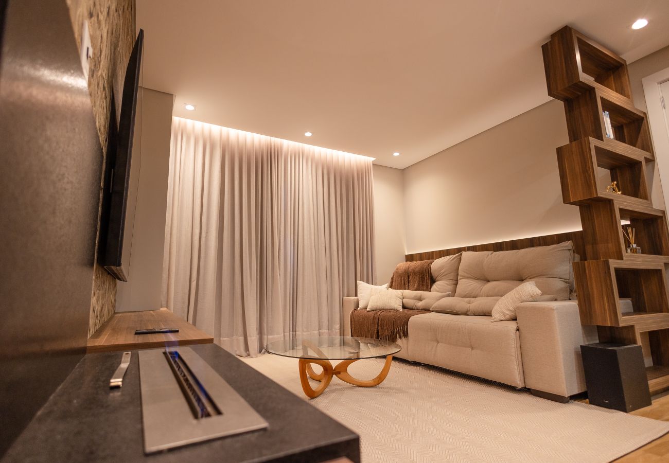Apartamento em Gramado - ¡NOVO! Wine & Cinema! 1D dos sonhos, a 1,2km da R Coberta