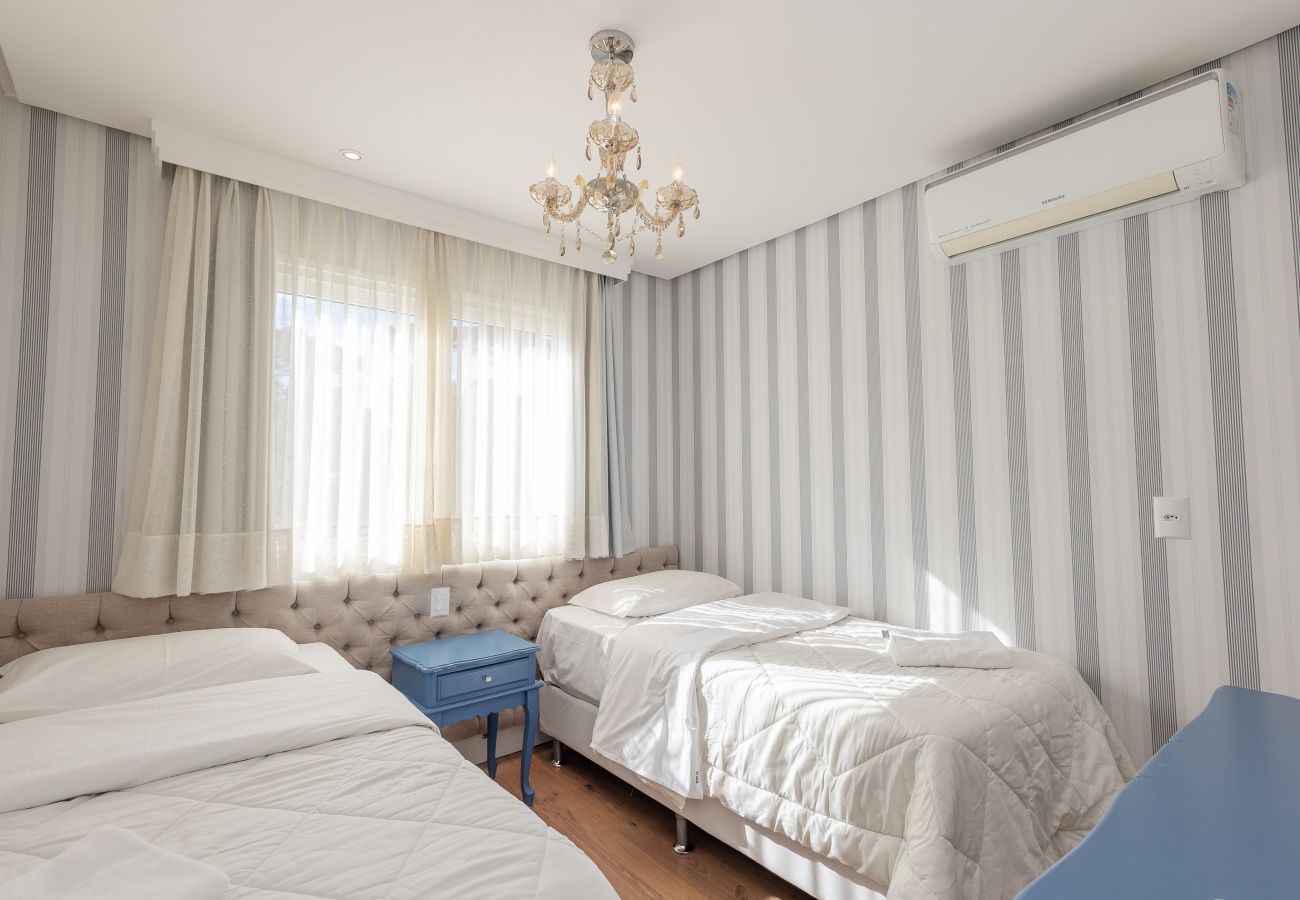 Apartamento em Gramado - ¡NOVO! Ap térreo 2D (1 suite) a 6 min da R Coberta