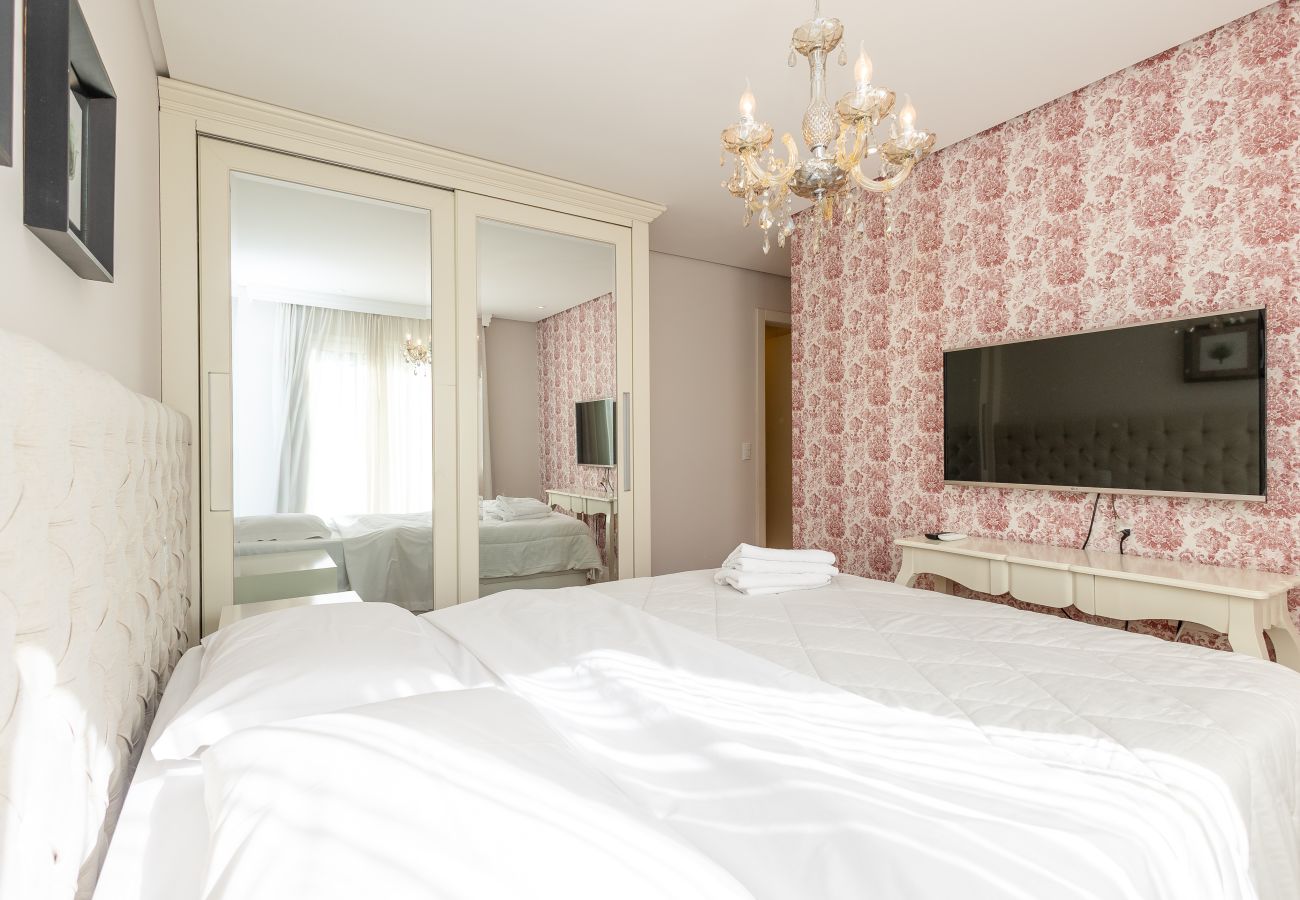 Apartamento em Gramado - ¡NOVO! Ap térreo 2D (1 suite) a 6 min da R Coberta