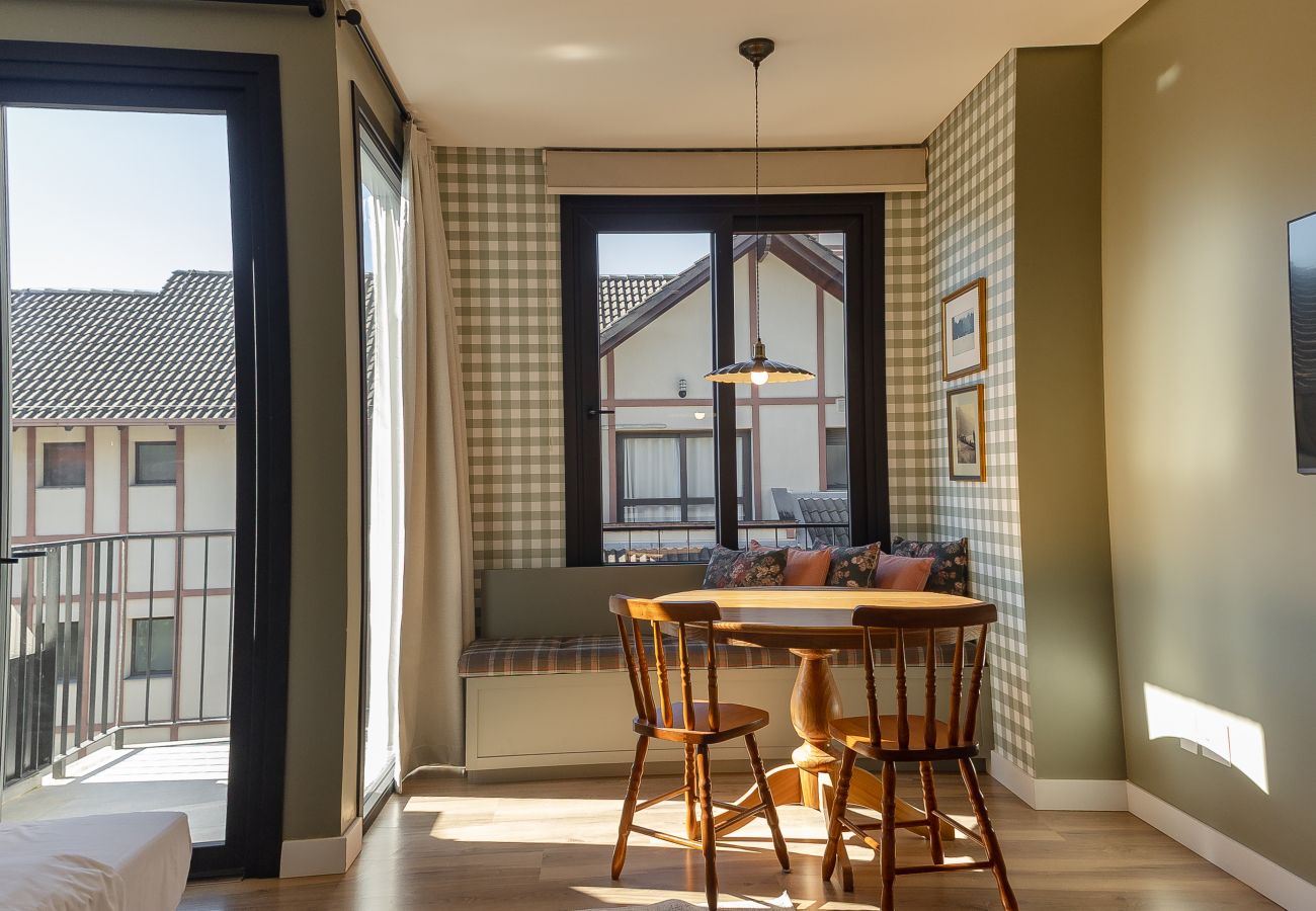 Apartamento em Gramado - 2 Apês Conectados | 100m Rua Torta | P/ 8 Pessoas