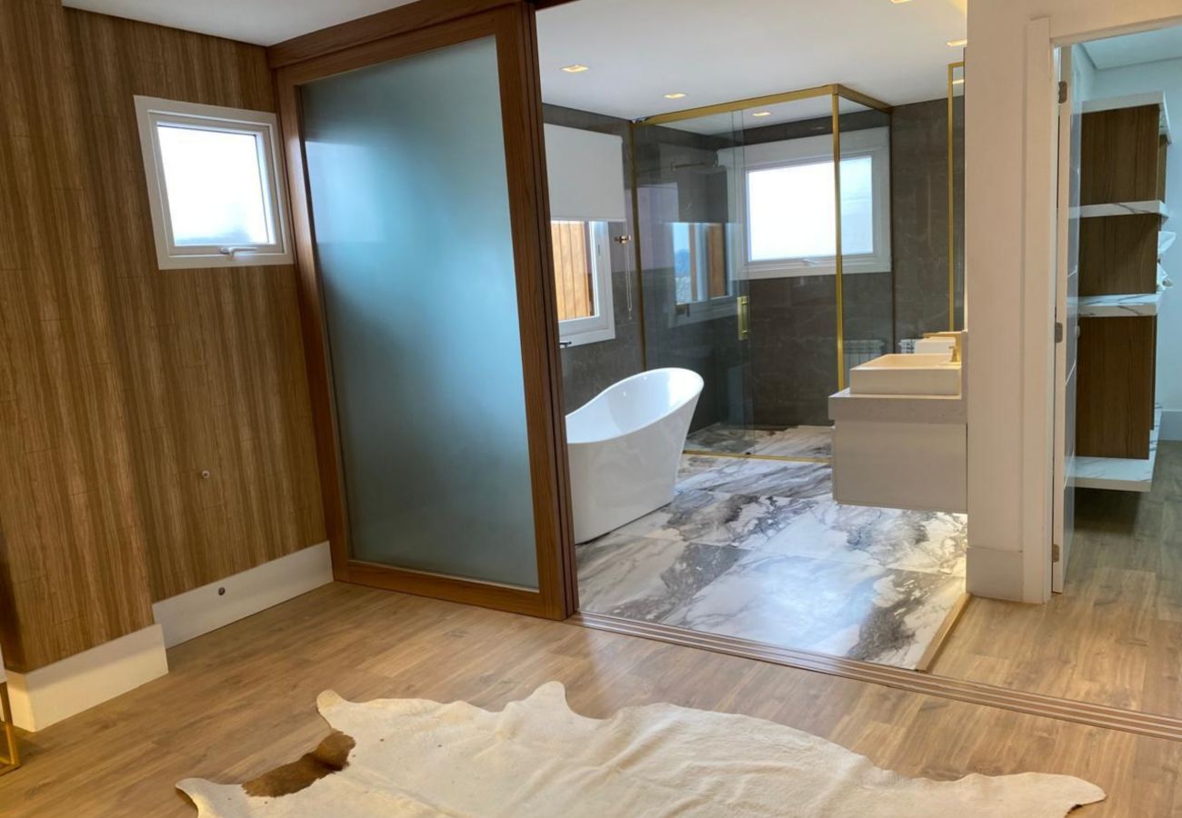 Apartamento em Gramado - COB. ALTO PADRÃO CORAÇÃO GRAMADO REF 673668