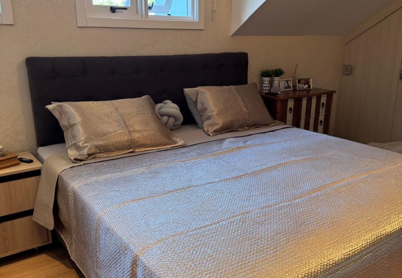 Apartamento em Gramado - COBERTURA NA PRAÇA DAS ROSAS REF 674766