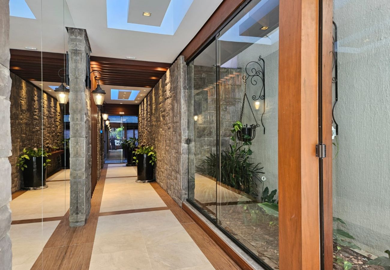 Apartamento em Gramado - APTO 4 SUÍTES NA BORGES  DE MEDEIROS REF 675684