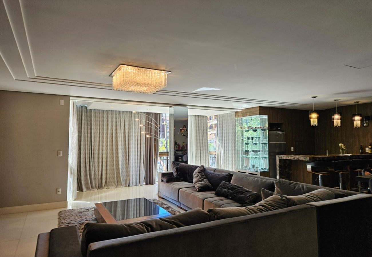 Apartamento em Gramado - APTO 4 SUÍTES NA BORGES  DE MEDEIROS REF 675684