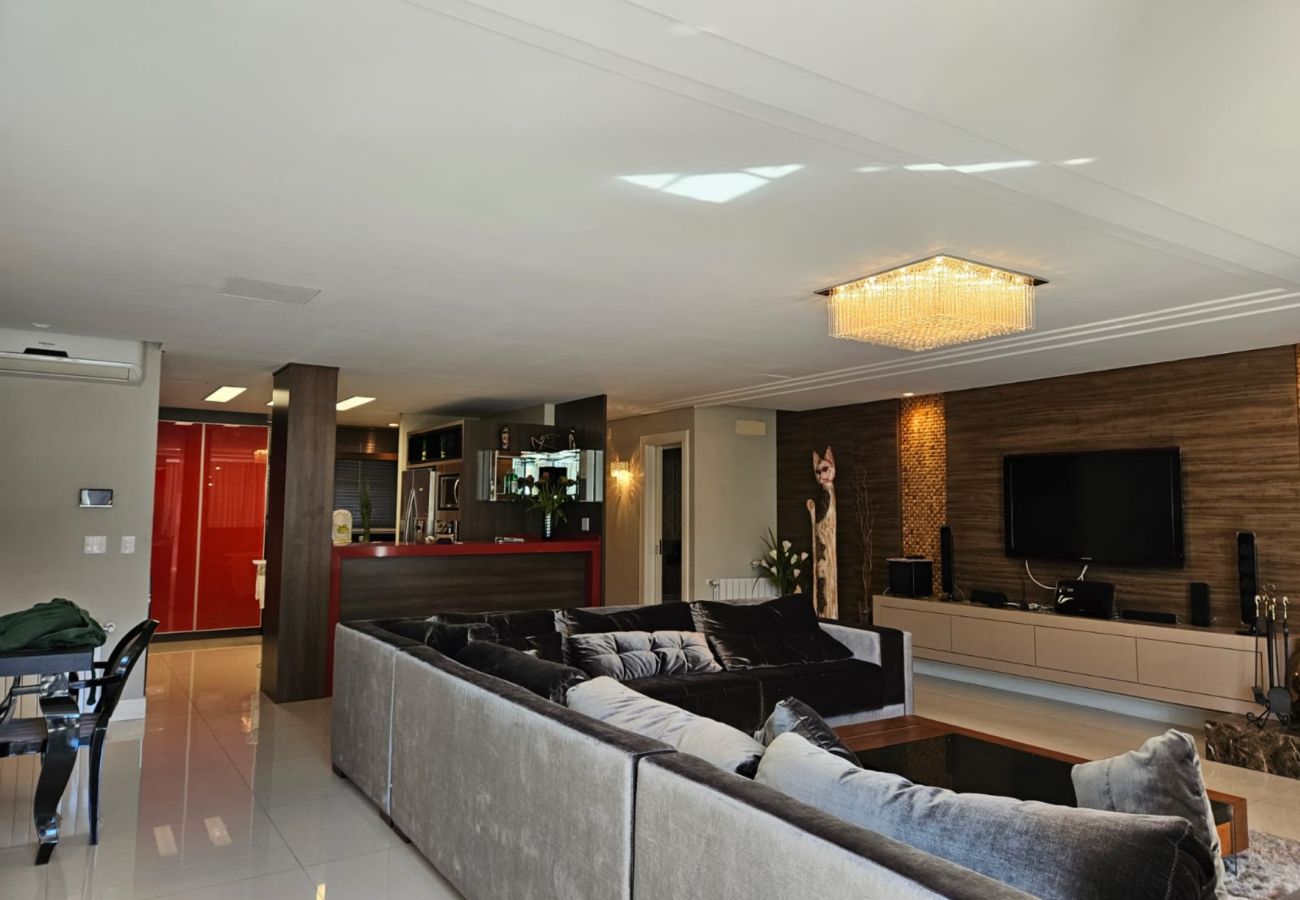 Apartamento em Gramado - APTO 4 SUÍTES NA BORGES  DE MEDEIROS REF 675684