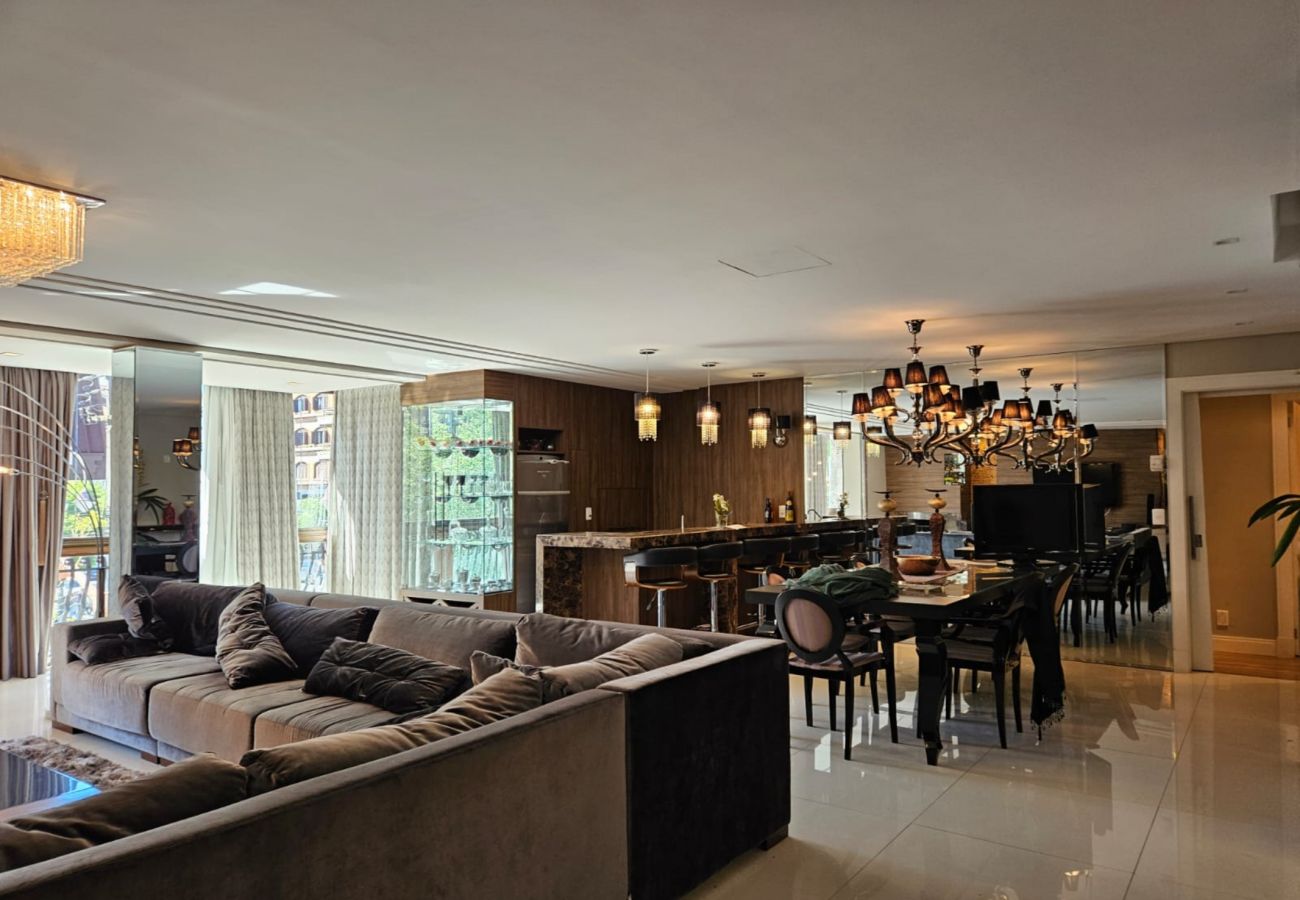 Apartamento em Gramado - APTO 4 SUÍTES NA BORGES  DE MEDEIROS REF 675684