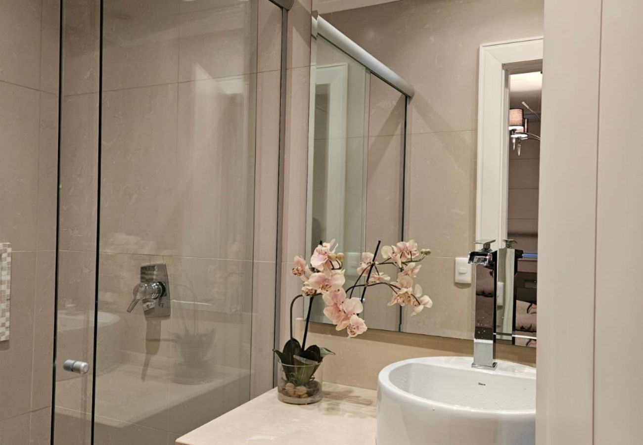 Apartamento em Gramado - APTO 4 SUÍTES NA BORGES  DE MEDEIROS REF 675684