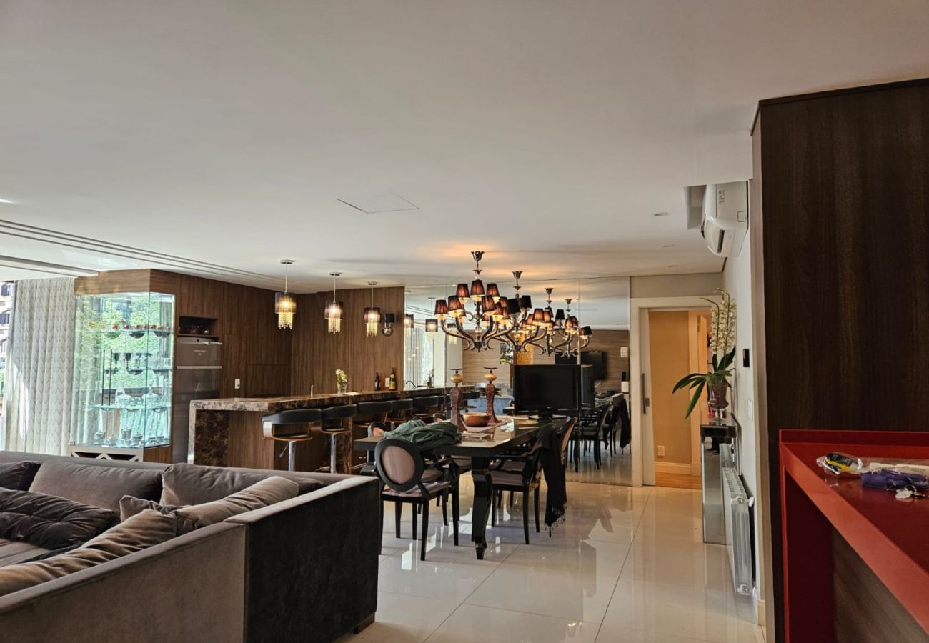 Apartamento em Gramado - APTO 4 SUÍTES NA BORGES  DE MEDEIROS REF 675684