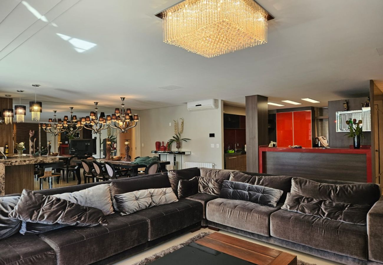 Apartamento em Gramado - APTO 4 SUÍTES NA BORGES  DE MEDEIROS REF 675684