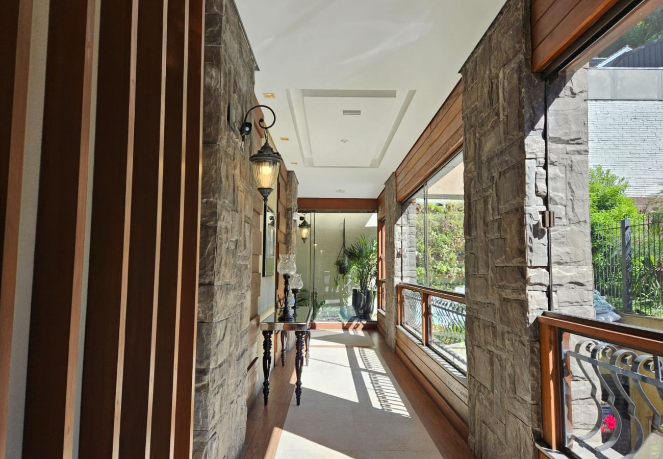 Apartamento em Gramado - APTO 4 SUÍTES NA BORGES  DE MEDEIROS REF 675684