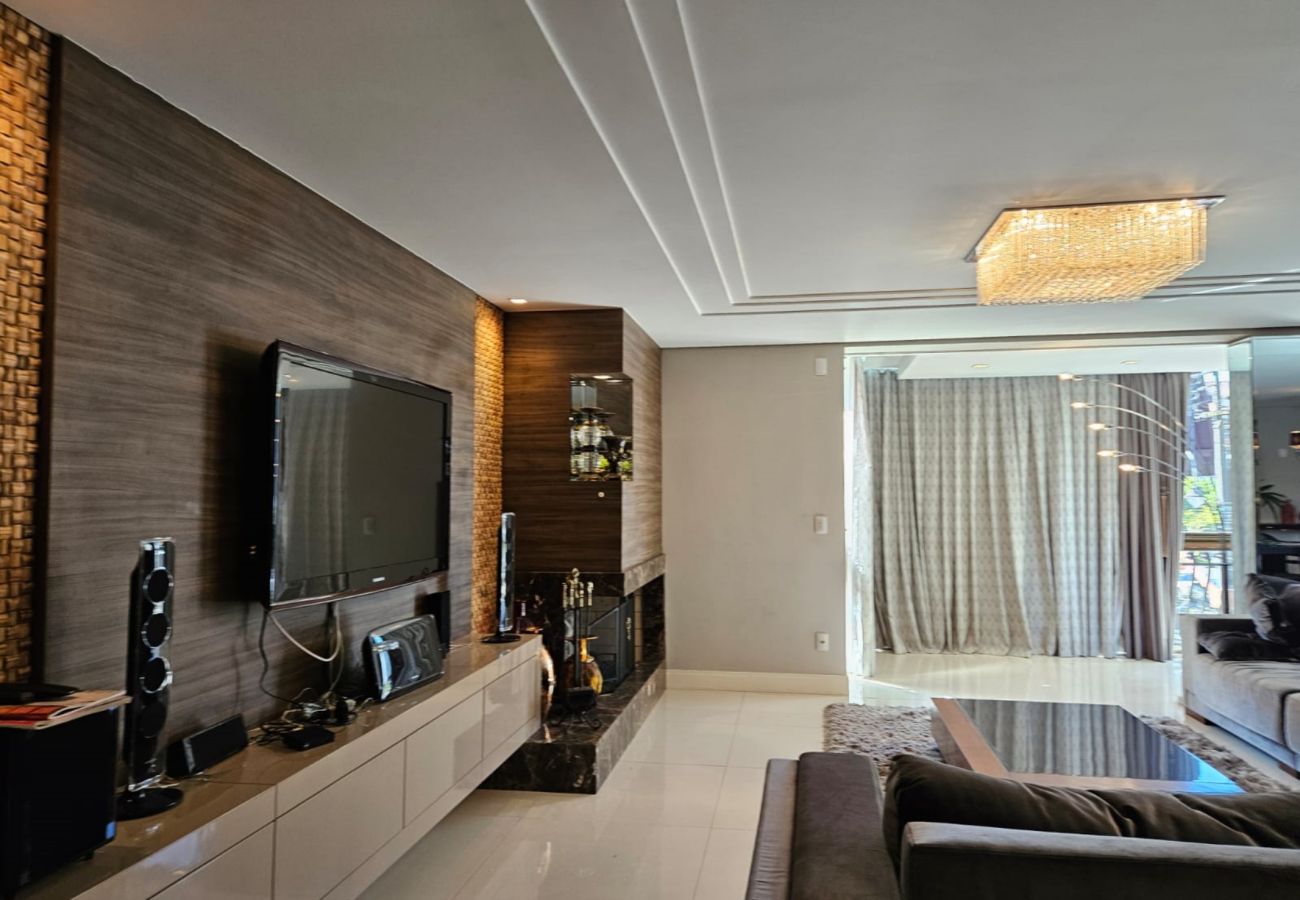 Apartamento em Gramado - APTO 4 SUÍTES NA BORGES  DE MEDEIROS REF 675684