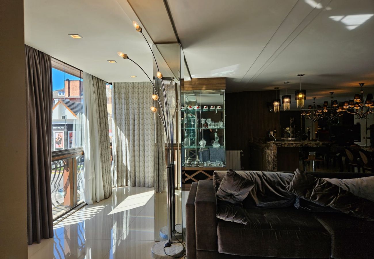 Apartamento em Gramado - APTO 4 SUÍTES NA BORGES  DE MEDEIROS REF 675684