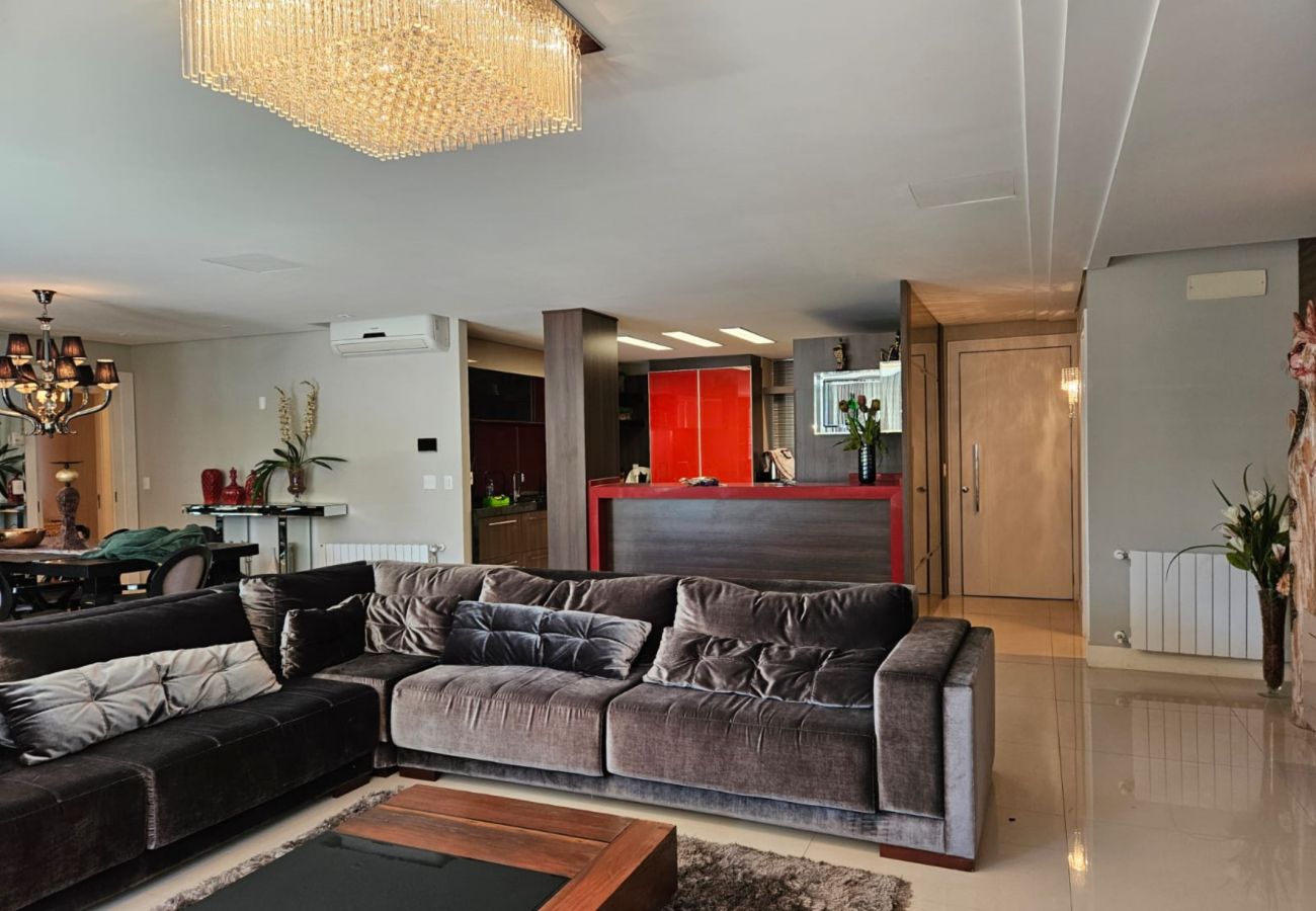 Apartamento em Gramado - APTO 4 SUÍTES NA BORGES  DE MEDEIROS REF 675684