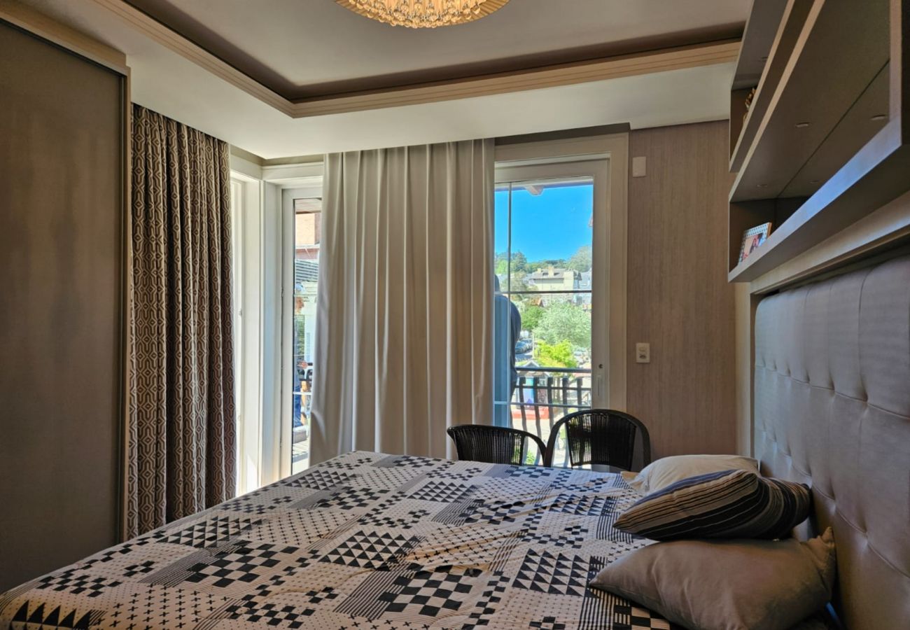 Apartamento em Gramado - APTO 4 SUÍTES NA BORGES  DE MEDEIROS REF 675684