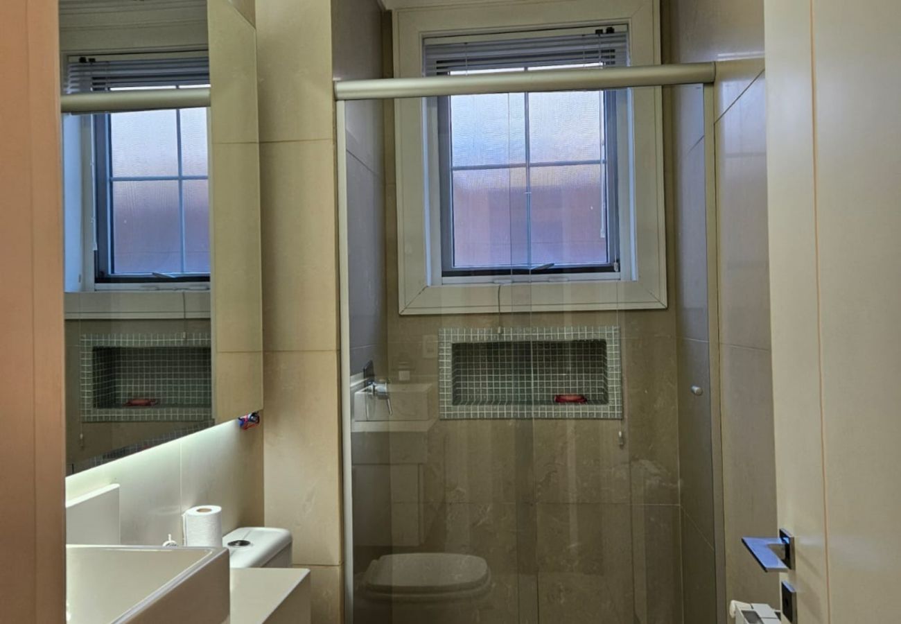 Apartamento em Gramado - APTO 4 SUÍTES NA BORGES  DE MEDEIROS REF 675684