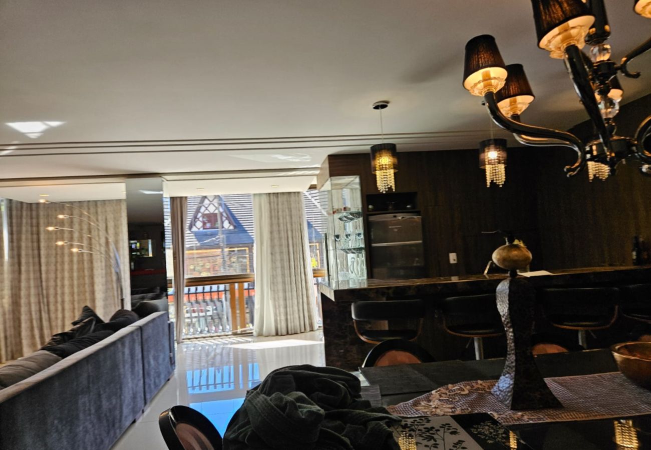 Apartamento em Gramado - APTO 4 SUÍTES NA BORGES  DE MEDEIROS REF 675684