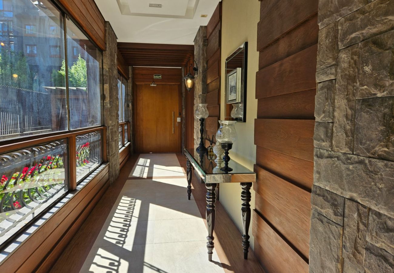 Apartamento em Gramado - APTO 4 SUÍTES NA BORGES  DE MEDEIROS REF 675684