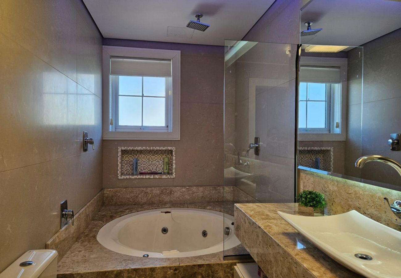 Apartamento em Gramado - APTO 4 SUÍTES NA BORGES  DE MEDEIROS REF 675684