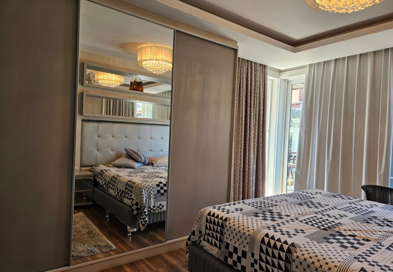 Apartamento em Gramado - APTO 4 SUÍTES NA BORGES  DE MEDEIROS REF 675684