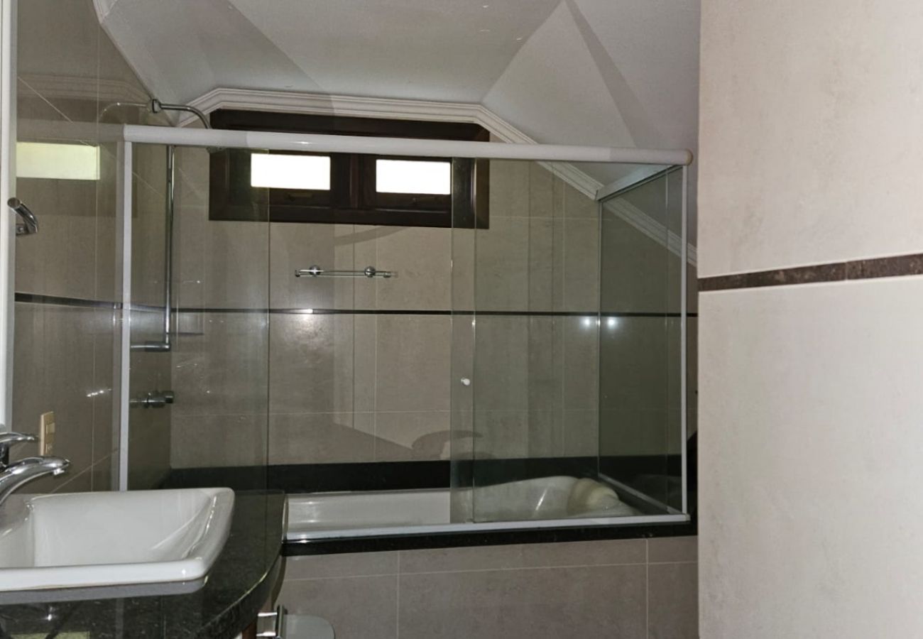 Apartamento em Gramado - APTO 3 DORMITÓRIOS JUNTO A PRAÇA DAS ROSAS  REF 69