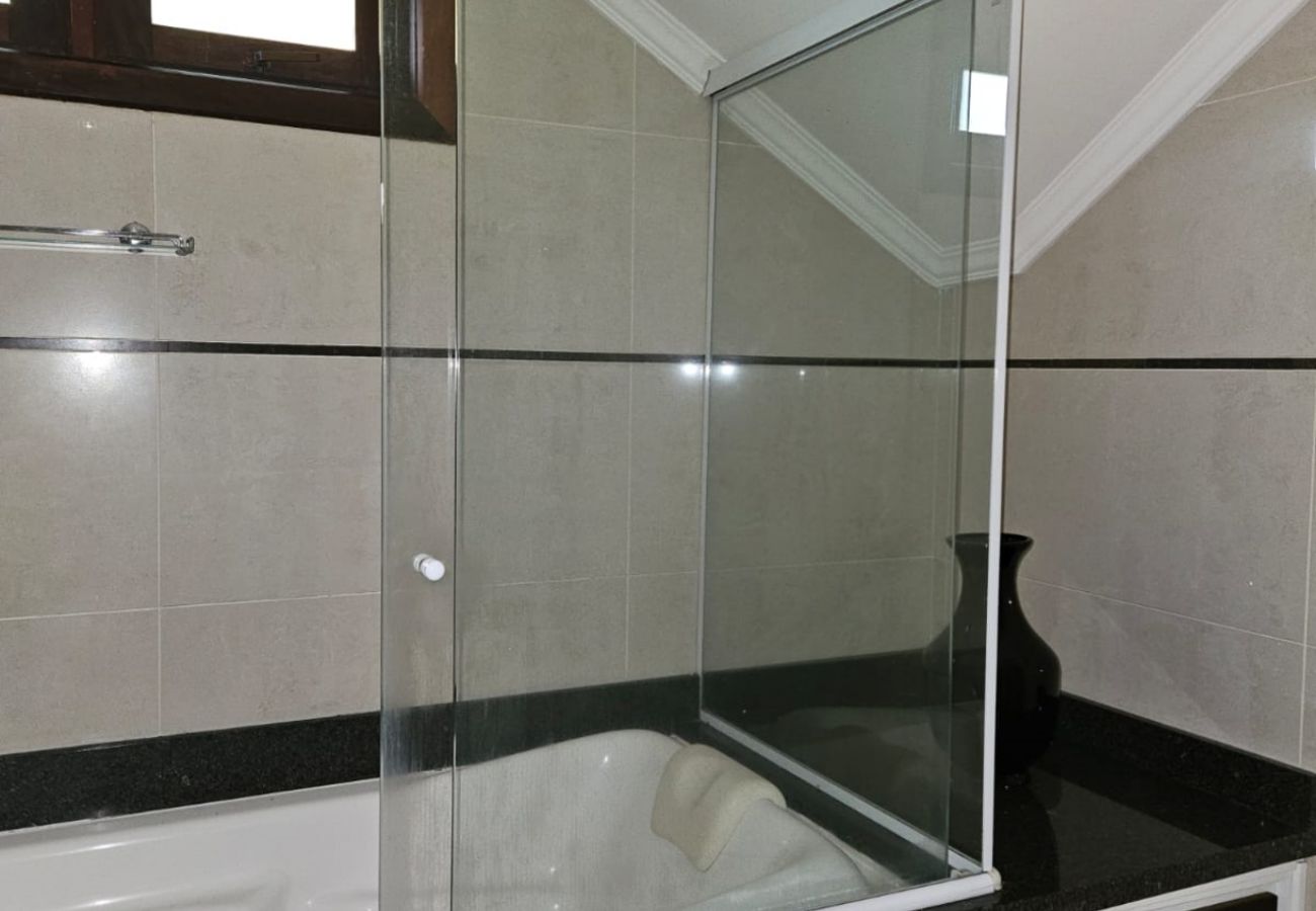 Apartamento em Gramado - APTO 3 DORMITÓRIOS JUNTO A PRAÇA DAS ROSAS  REF 69