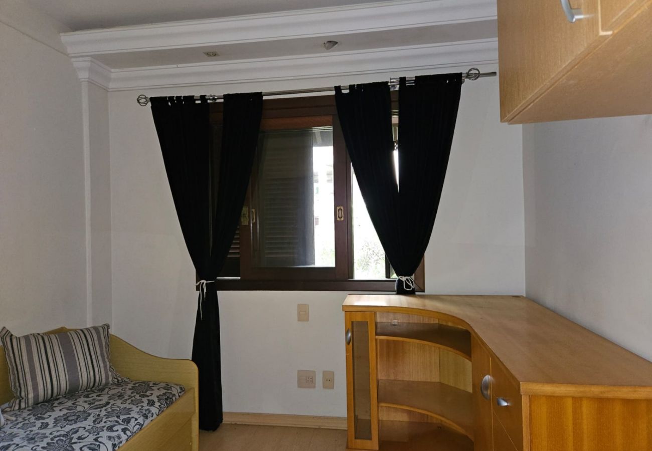 Apartamento em Gramado - APTO 3 DORMITÓRIOS JUNTO A PRAÇA DAS ROSAS  REF 69