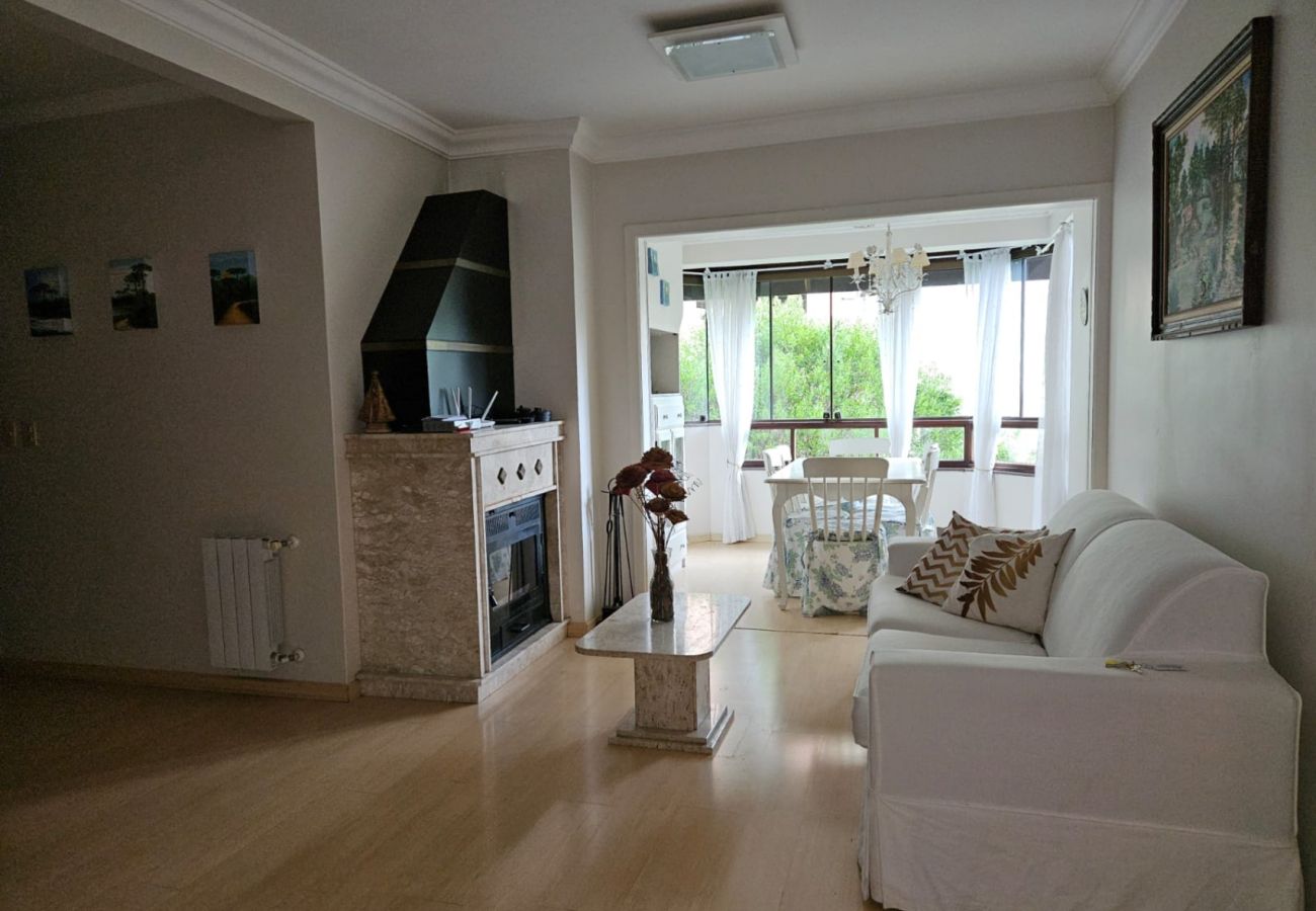 Apartamento em Gramado - APTO 3 DORMITÓRIOS JUNTO A PRAÇA DAS ROSAS  REF 69