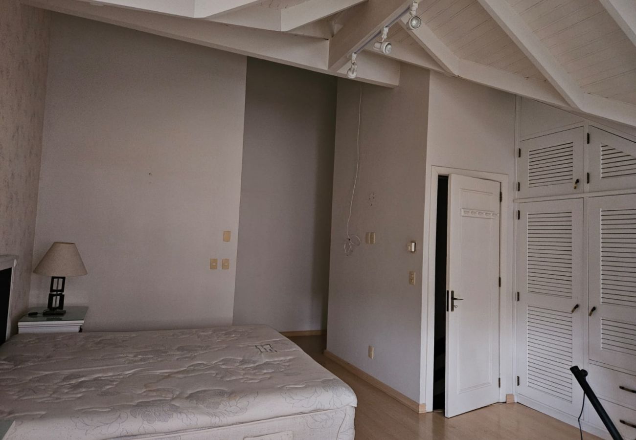 Apartamento em Gramado - APTO 3 DORMITÓRIOS JUNTO A PRAÇA DAS ROSAS  REF 69