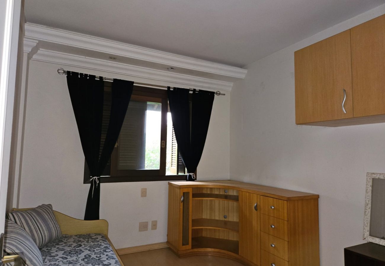 Apartamento em Gramado - APTO 3 DORMITÓRIOS JUNTO A PRAÇA DAS ROSAS  REF 69