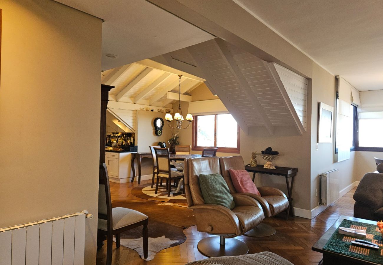 Apartamento em Gramado - COBERTURA MARAVILHOSA 3 SUÍTES NO  CENTRO REF 7776